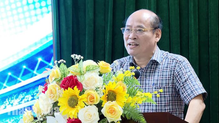Phó Giám đốc Sở Văn hóa, Thể thao và Du lịch Lê Văn Nam phát biểu tại hội nghị.