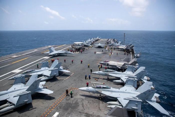 Máy bay trên tàu sân bay USS George Washington tại biển Ả Rập hôm 20.8. Ảnh: Reuters.