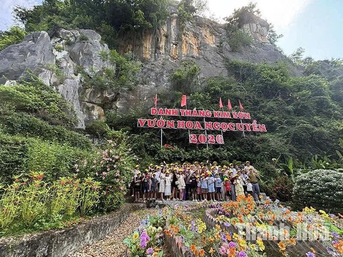 Đoàn khách đến từ Hà Nội chụp ảnh lưu niệm tại danh thắng Kim Sơn.