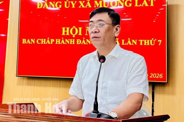 Bí thư Đảng ủy xã Mường Lát Lê Ngọc Minh phát biểu tại hội nghị.