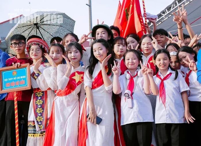 Thanh thiếu nhi thôn Bộ Đầu, xã Hậu Lộc chụp ảnh lưu niệm tại hội trại hè.