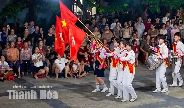 Người dân thôn Hồng Kỳ, xã Hồng Thanh đồng hành, cổ vũ các em trong buổi tổng duyệt hội trại.