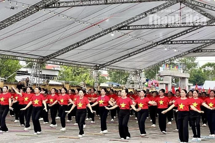 Các CLB người cao tuổi, CLB liên thế hệ tham gia đồng diễn tại Hội trại Thanh thiếu nhi xã Hậu Lộc.
