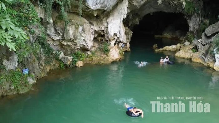Vào những ngày trời nắng oi bức, đây là nơi người dân trong thôn thường tìm đến để tắm mát, giải nhiệt.