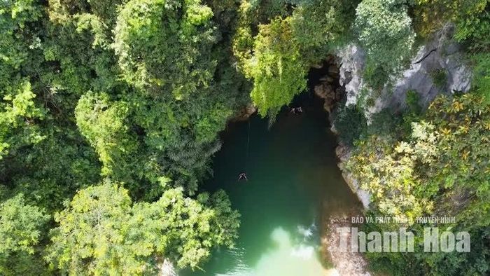 Giữa đại ngàn xanh thẳm, điều khiến người ta nhớ về hang Quăn sau mỗi chuyến đi chính là cảm giác được chạm vào một khoảng bình yên, nơi con người có thể tạm lắng lại giữa tiếng nước, tiếng gió và màu xanh bất tận của núi rừng Thạch Lập.