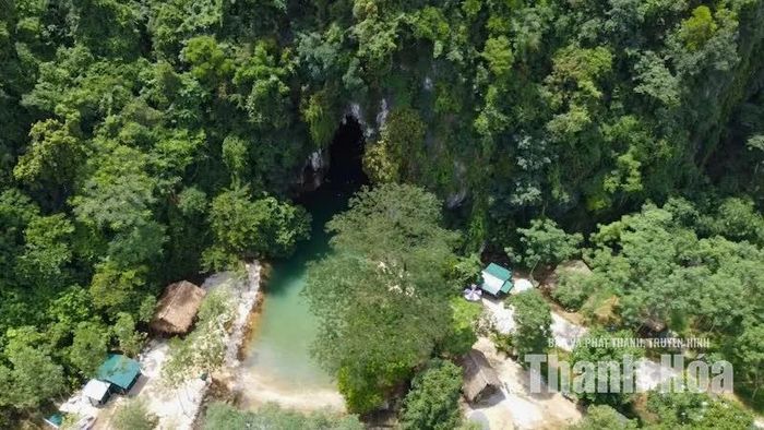 Không gian hang Quăn gây ấn tượng ngay từ khi đặt chân tới. Bao quanh là những vạt rừng xanh tốt, cây cối đan xen phủ kín các sườn đá. Từ trên cao nhìn xuống, mặt nước xanh thẫm nằm lọt giữa màu xanh của cây rừng và những vách đá tự nhiên, tạo nên một khung cảnh vừa lạ mắt vừa cuốn hút.