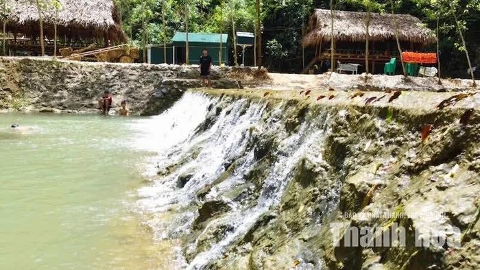 Những lán nghỉ mái tranh mộc mạc được người dân dựng bên cạnh dòng nước từ thác chảy ra, góp phần tạo nên không gian gần gũi, hòa hợp với thiên nhiên.