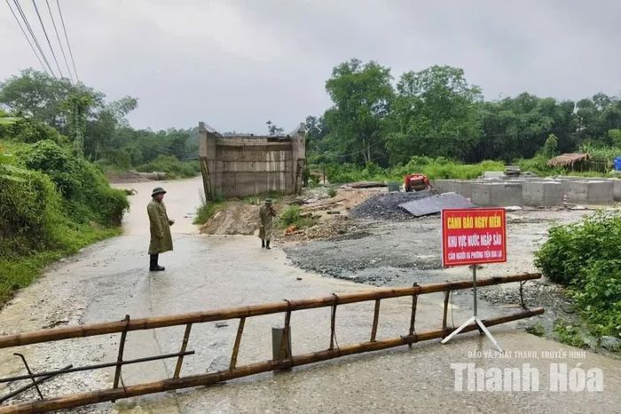 Thực hiện rào chắn cảnh báo lũ tại khu vực cầu Cảy, xã Linh Sơn.