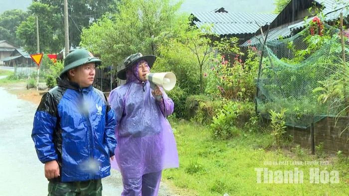 Xã Quang Chiểu tuyên truyền cho người dân về phương án phòng chống thiên tai, sẵn sàng phương án di dời khi có lệnh.