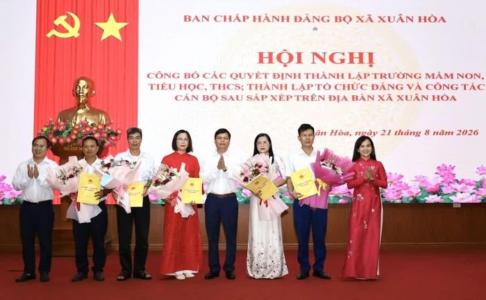 Thường trực Đảng ủy xã Xuân Hòa trao các quyết định thành lập trường và bổ nhiệm lãnh đạo quản lý.