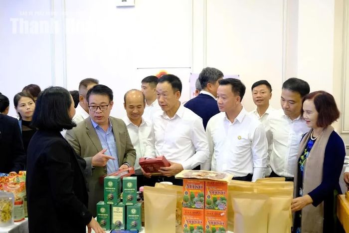 Các đại biểu tham quan gian hàng trưng bày, giới thiệu sản phẩm bên lề hội nghị.