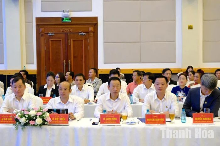 Phó Chủ tịch UBND tỉnh Thanh Hóa Lê Quang Hùng và các đại biểu dự hội nghị.