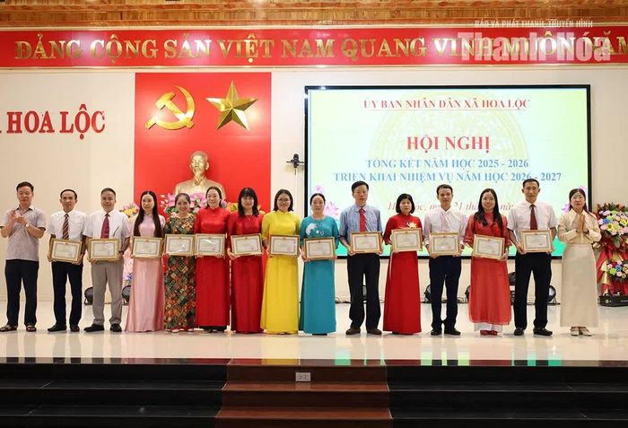 Đảng ủy, UBND xã Hoa Lộc trao thưởng cho các thầy cô giáo có thành tích xuất sắc.