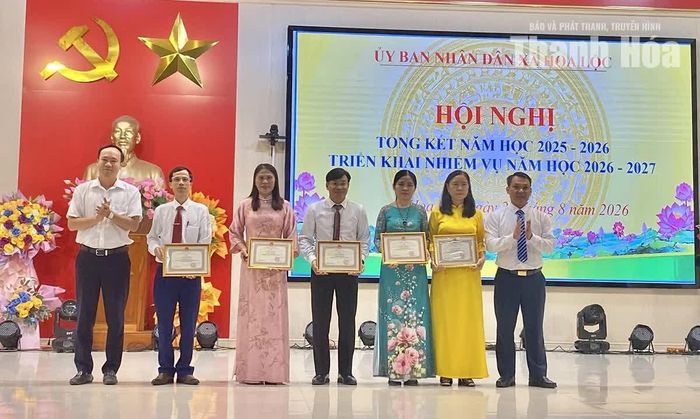 Lãnh đạo Đảng ủy, UBND xã Hoa Lộc khen thưởng cho đại diện các tập thể có thành tích xuất sắc trong năm học 2025-2026.