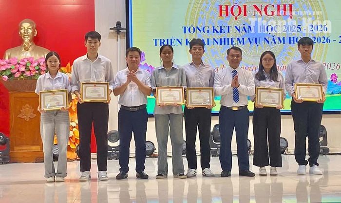 Lãnh đạo xã Hoa Lộc trao thưởng cho các học sinh đạt điểm cao tại Kỳ thi tốt nghiệp THPT năm 2026.