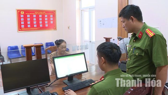Công an xã Hoằng Phú tích cực phối hợp thực hiện công tác làm “sạch” dữ liệu đất đai tại địa phương.