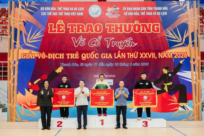 BTC trao giải nhất, nhì, ba toàn đoàn nội dung quyền thuật. Ảnh: Minh Tuấn