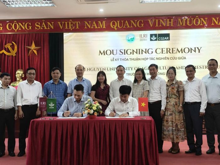 Ký kết giữa TUAF và ILRI. Ảnh: Ban tổ chức.