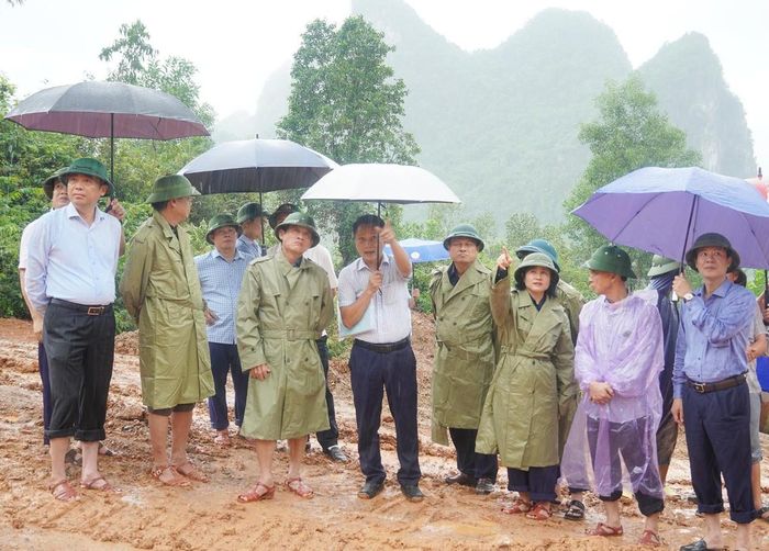 Phó Chủ tịch UBND tỉnh Quảng Trị Lê Văn Bảo kiểm tra thực địa tại đồi Phòng Không. Ảnh: Hồng