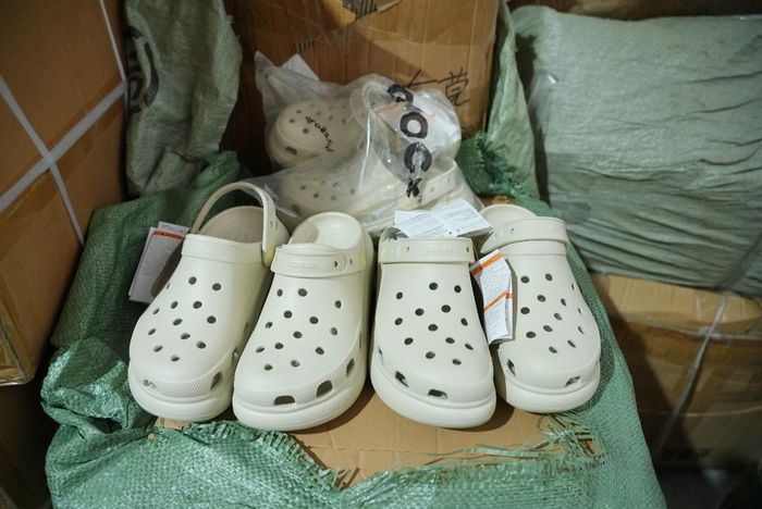 Sản phẩm dép người lớn gắn nhãn hiệu CROCS nghi ngờ giả mạo nhãn hiệu. Nguồn: Cục Hải quan