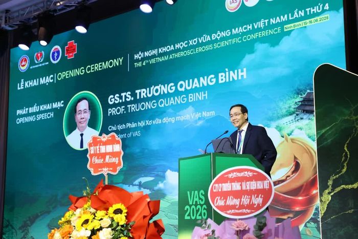 GS TS BS. Trương Quang Bình, Chủ tịch Phân hội Xơ vữa Động mạch Việt Nam, phát biểu tại sự kiện. Ảnh: Sở Y tế Ninh Bình