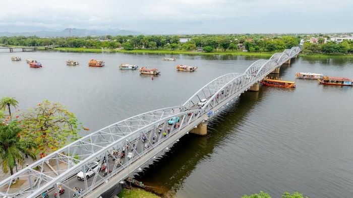 Thuyền rồng đưa đoàn hành lễ xuôi dòng Hương Giang về Điện Huệ Nam. Ảnh: UBND TP Huế