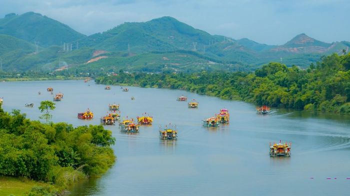 Lễ rước trên sông Hương là một trong những điểm nhấn đặc sắc của Lễ hội Điện Huệ Nam. Ảnh: UBND TP Huế