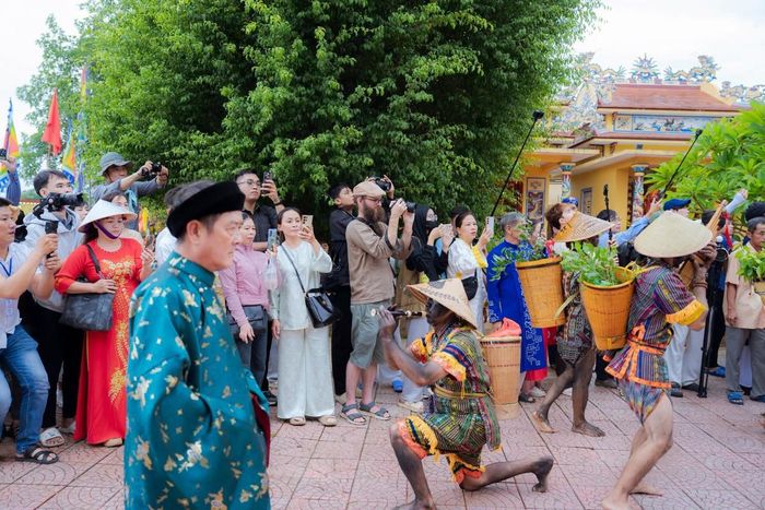 Du khách có dịp tìm hiểu những giá trị văn hóa, tín ngưỡng đặc sắc của xứ Huế thông qua lễ hội.  Ảnh: UBND TP Huế