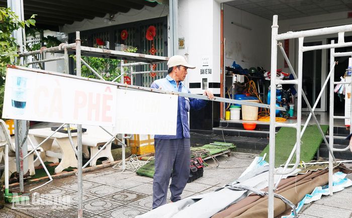Tháo dỡ biển quảng cáo lấn chiếm vỉa hè tại khu đô thị Tây Bắc, phường Rạch Giá.