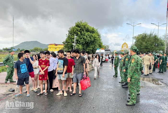 Lực lượng chức năng tiếp nhận công dân.