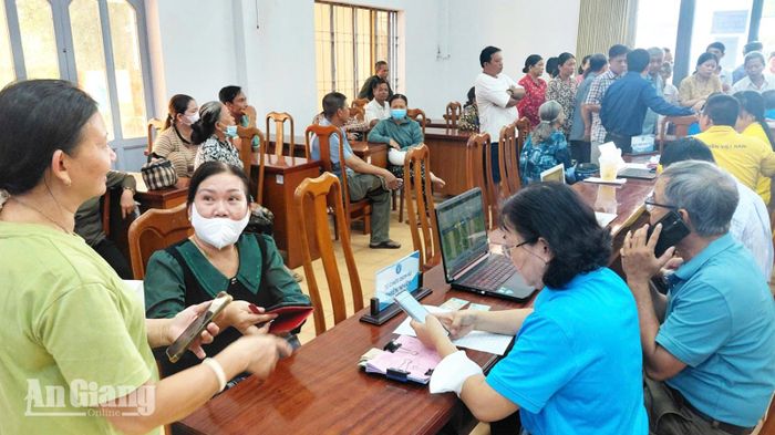 Bảo hiểm xã hội cơ sở Long Xuyên tuyên truyền chính sách bảo hiểm xã hội tự nguyện tại xã đảo Mỹ Hòa Hưng.