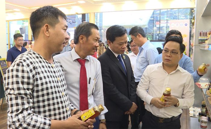 Các đại biểu tham quan không gian trải nghiệm bản sắc An Giang tại Halal Mart Phú Quốc.