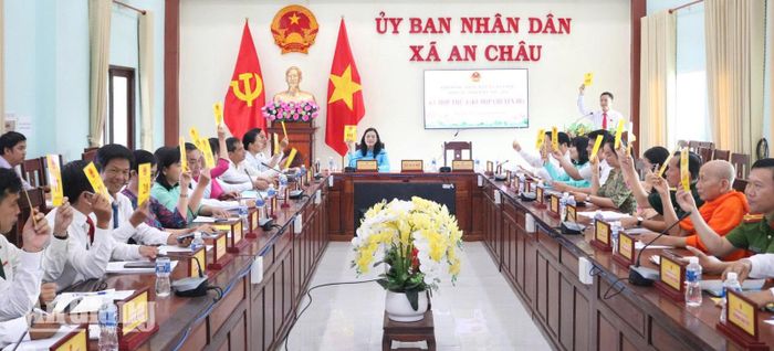Các đại biểu HĐND xã An Châu biểu quyết thông qua nghị quyết tán thành chủ trương thành lập phường An Châu.