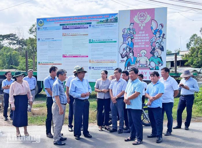 Phó Chủ tịch UBND tỉnh An Giang Ngô Công Thức khảo sát công trình kênh 7 xã.