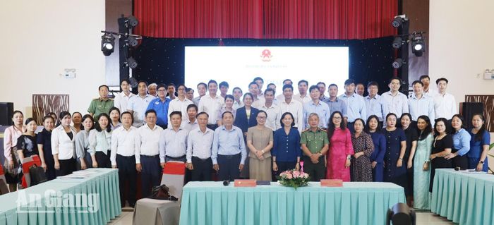 Đại biểu chụp ảnh lưu niệm tại hội thảo.