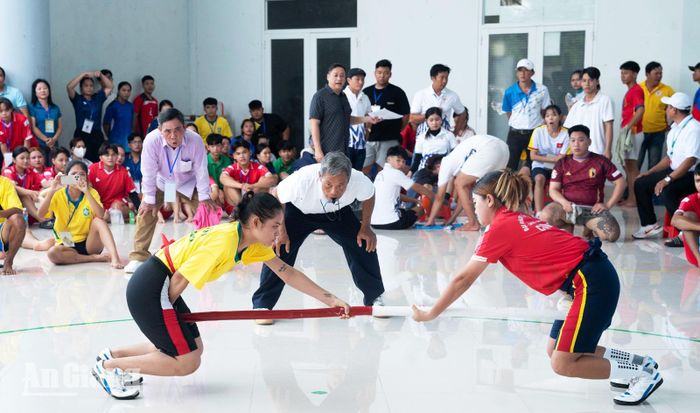 Các vận động viên thi đấu môn đẩy gậy.