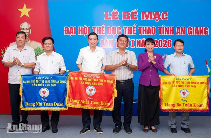 Trao cờ toàn đoàn cho các cụm đạt thành tích xuất sắc tại đại hội.