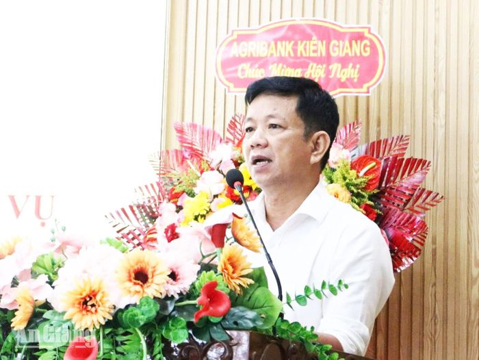 Giám đốc Ngân hàng Nhà nước Chi nhánh Khu vực 15 Trần Văn Phước phát biểu tại hội nghị.