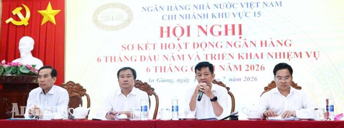 Ban Giám đốc Ngân hàng Nhà nước Chi nhánh Khu vực 15 điều hành hội nghị sơ kết hoạt động ngân hàng 6 tháng đầu năm 2026.