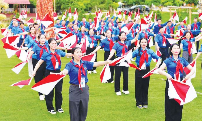  Thực hành chuyên đề Kỹ năng truyền tin Semaphore - một trong những nghiệp vụ quan trọng của người cán bộ Đội. 