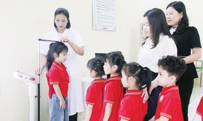 Cân, đo theo dõi phát triển của trẻ tại Trường Mầm non Vân Hà số 2.