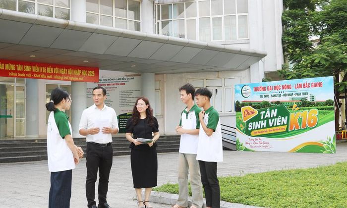 Phó Giáo sư - Tiến sĩ Mai Thị Huyền cùng giảng viên tiếng Trung trao đổi về công tác học tập với sinh viên nhà trường.