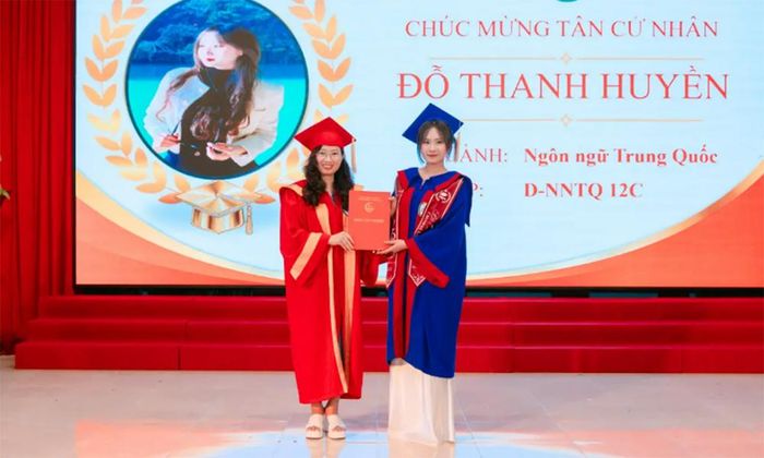 Trao bằng tốt nghiệp cho sinh viên ngành Ngôn ngữ Trung Quốc của Trường Đại học Nông - Lâm Bắc Giang.