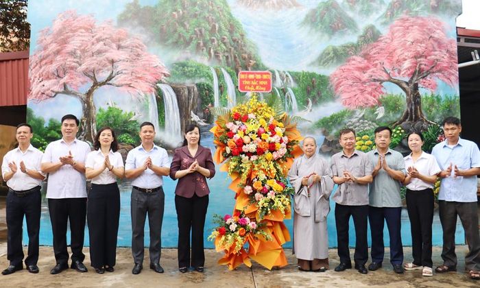 Đồng chí Nguyễn Thị Hà và đoàn công tác tặng hoa chúc mừng Ni trưởng Thích Đàm Thuấn nhân lễ Vu Lan.