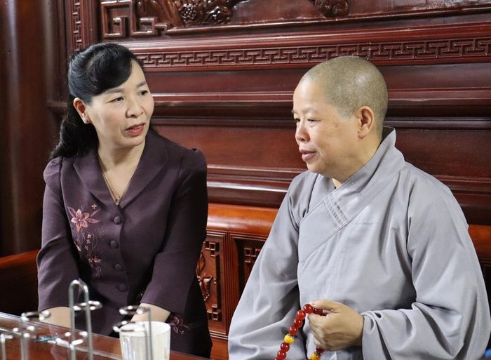 Đồng chí Nguyễn Thị Hà trò chuyện, thăm hỏi Ni trưởng Thích Đàm Thuấn.