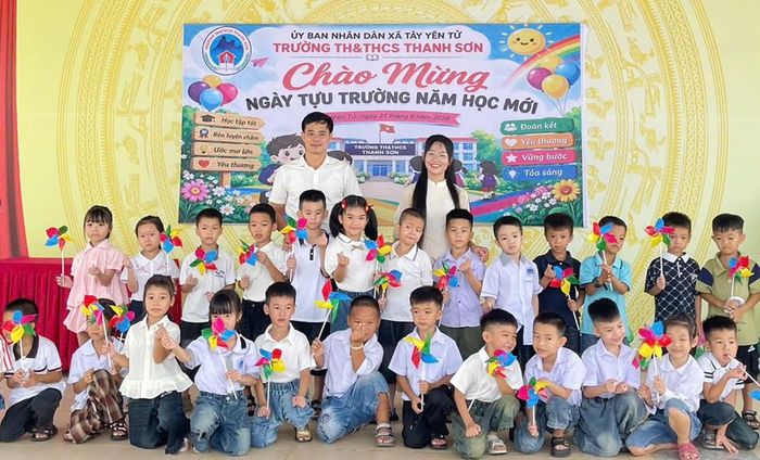  Giáo viên và học sinh Trường Tiểu học và Trung học cơ sở Thanh Sơn (xã Tây Yên Tử) trong ngày đầu tới lớp. 