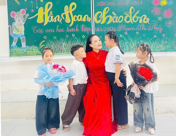  Cô và trò Trường Tiểu học Đèo Gia (xã Đèo Gia) trong ngày tựu trường. 