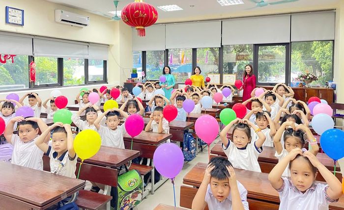  Cô và trò Trường Tiểu học Suối Hoa (phường Kinh Bắc) trong ngày tựu trường. 