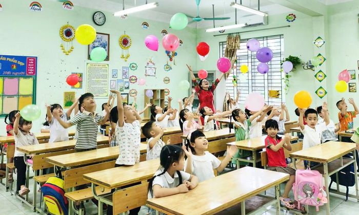  Học sinh Trường Tiểu học Việt Hùng số 1 (phường Quế Võ) hân hoan trong ngày đầu tới lớp. 