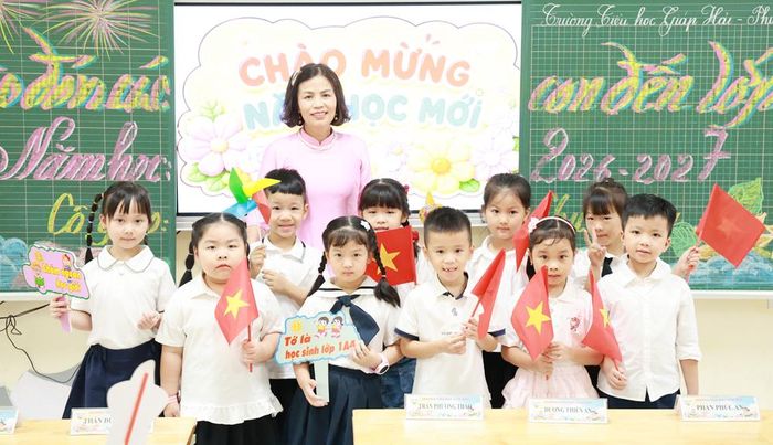  Giáo viên chủ nhiệm cùng học sinh lớp 1A4, Trường Tiểu học Giáp Hải (phường Bắc Giang). 